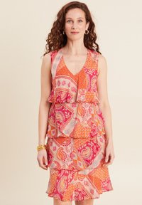 Ärmelloses Kleid mit floralem Muster in Schattierungen von Pink und Orange. Verfügt über geraffte Lagen und einen V-Ausschnitt. Leichter Stoff mit fließendem Design.