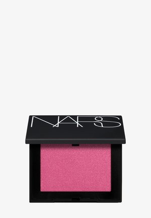 Petit étui noir de maquillage NARS ouvert dévoilant un fard à joues en poudre rose vif et scintillant.