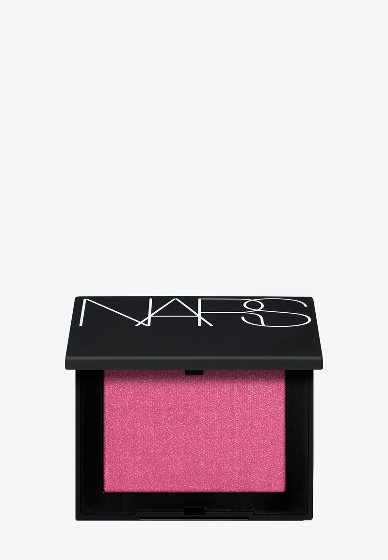 Petit étui noir de maquillage NARS ouvert dévoilant un fard à joues en poudre rose vif et scintillant.