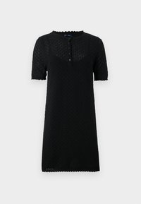 Črna obleka s kratkimi rokavi, ki ima teksturiran satast vzorec, okroglo izrez za vrat z valovitim robom in gumbasto zaponko spredaj.