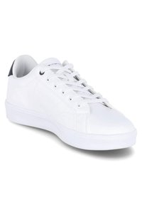Zapatilla blanca con un upper sintético suave, punta redonda y suela plana de goma. Presenta cordones, una lengüeta acolchada y un detalle en azul marino en el talón.