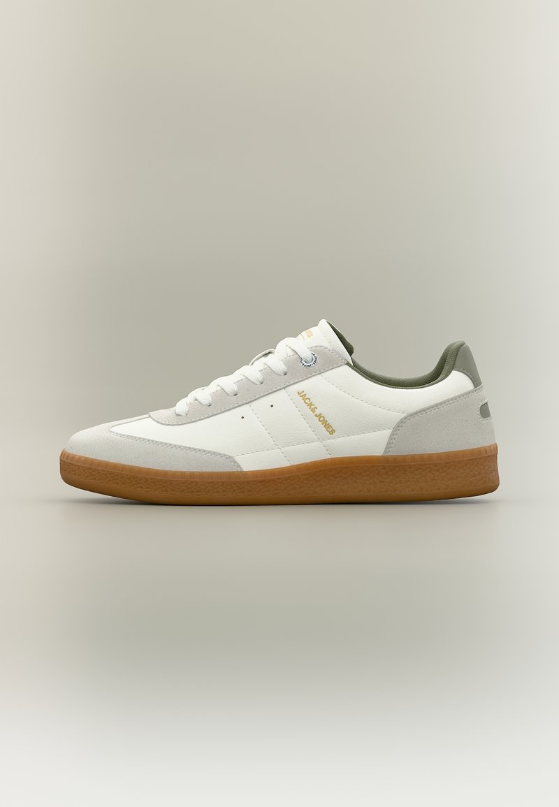 Λευκό και γκρι sneaker χαμηλού προφίλ με σόλα από καουτσούκ, λευκά κορδόνια και χρυσό λογότυπο "JACK & JONES" στην πλευρά, φαίνεται από την εξωτερική πλευρά.