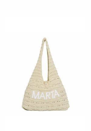 Beige hæklede skuldertaske med navnet "MARTA" strikket i hvidt på forsiden.