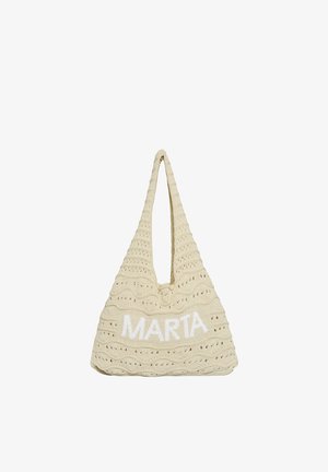 Beige hæklede skuldertaske med navnet "MARTA" strikket i hvidt på forsiden.