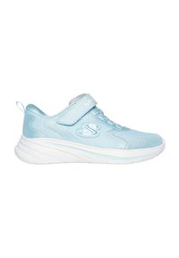 Sneaker blu chiaro con tomaia in tessuto strutturato, dotata di una cinghia in velcro, design di lacci regolabili e suola bianca sagomata.