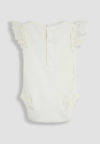 Body bianco a coste con maniche in pizzo a volant e chiusura con bottoni a pressione sul retro. Tessuto morbido, forma aderente con aperture elastiche per le gambe.