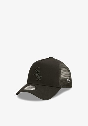 Schwarze Baseballkappe mit Netzrückseite, gesticktem "Sox"-Logo auf der Vorderseite und verstellbarem Riemen, dargestellt vor weißem Hintergrund.