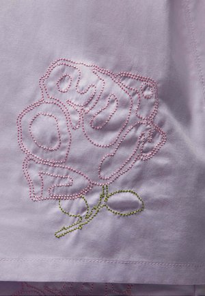 Lichtpaars stof met een geborduurde roos in het roze en groene stelen. De stitching voegt textuur en detail toe aan het bloemdesign.