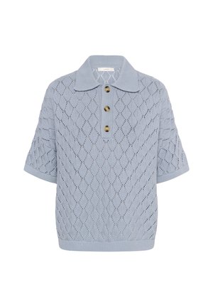 Polo en maille bleu clair à manches courtes avec motif en losange et trois boutons marron sur le devant.