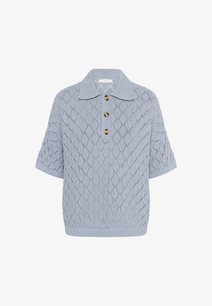 Polo en maille bleu clair à manches courtes avec motif en losange et trois boutons marron sur le devant.
