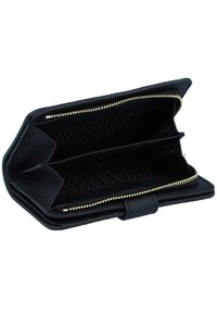 Cartera de piel negra con acabado texturizado, que cuenta con un zipper dorado, dos compartimentos y un forro de tela con patrón.