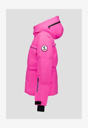 Felroze gevoerde jas met capuchon, zwarte ritssluitingen, een ronde JOTT-logopatch op de mouw en verstelbare polsbanden.