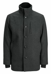 Cappotto di lana grigio scuro con colletto alto, chiusura frontale con bottoni, due tasche laterali e una tasca sul petto. Presenta polsini a costine.