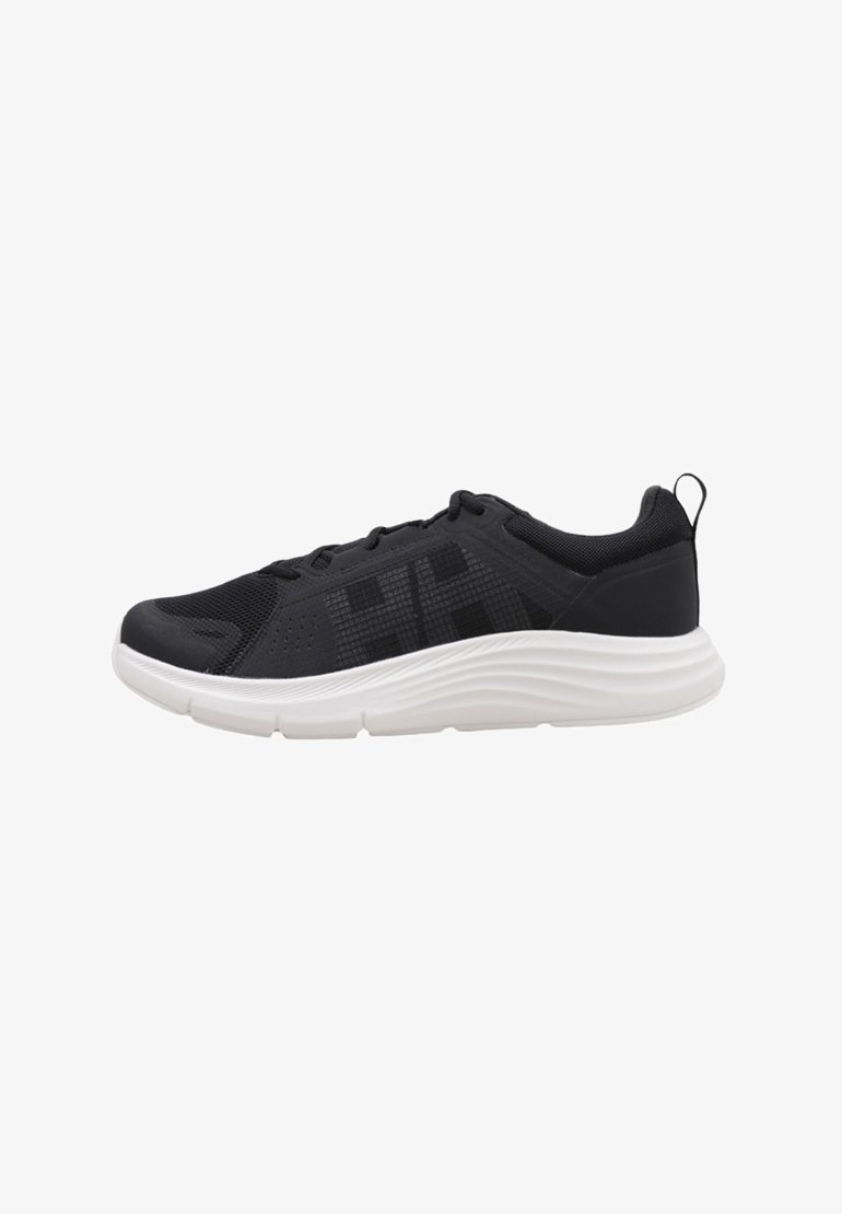Baskets noires de sport avec une tige texturée, dotées d'une semelle blanche rembourrée, d'une forme arrondie et d'un design minimaliste.