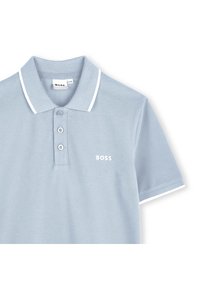 Svijetlo plava polo majica s teksturiranim materijalom, klasičnom ovratnikom, tri gumba i bijelim rubom na ovratniku i rukavima, s "BOSS" logotipom.