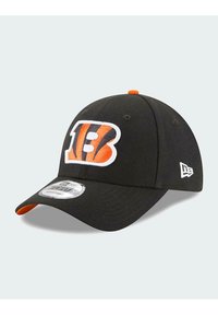 Schwarze Baseballmütze mit einem orange-weißen Cincinnati Bengals Logo. Mit gebogenem Schirm und verstellbarem Riemen. Strukturierter Stoff.