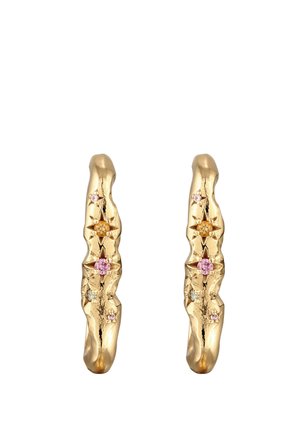 Goldene Creolen mit strukturierter Oberfläche, verziert mit sternförmigen Gravuren und kleinen rosa, orangefarbenen und klaren Edelsteinen.