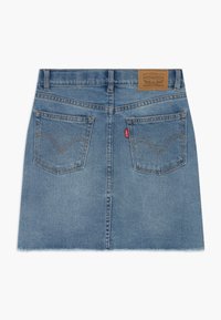 Džínová mini sukně s kapsami vzadu, poutky na opasek, nerovným lemem a béžovou koženou nášivkou Levi Strauss & Co. na pasu.