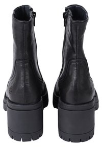 Mustat nahka ankle bootit, joissa on sivuvetoketju, muhkea kumipohja ja sileä pinta. Sisältää tukevan korot ja minimaalisen ompeluyksityiskohdan.