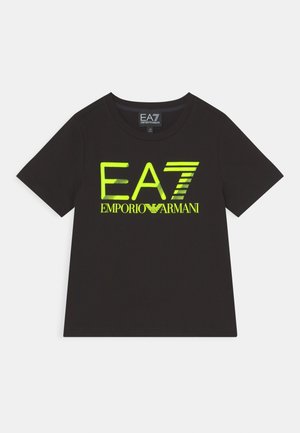 T-shirt noir à manches courtes avec logo "EA7 Emporio Armani" jaune fluo sur le devant et col rond.
