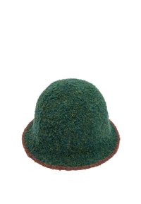 Zielony kapelusz typu bucket wykonany z filcu o fakturowanym wykończeniu, z brązowym obszyciem na rondzie. Owalny kształt o miękkim, puszystym wyglądzie.