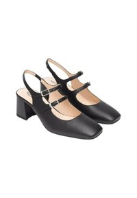 Scarpe slingback in pelle nera con punta quadrata, due cinturini regolabili con fibbie in argento e tacco largo. Texture liscia e design minimalista.