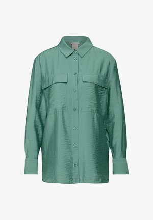 Mátově zelená košile s dlouhým rukávem a saténovým povrchem, s klasickým límečkem, dvěma kapsami na hrudi a zapínáním na knoflíky.