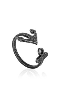 Anello in metallo nero caratterizzato da un design aperto con forme curve, che ricordano un'ancora e una freccia, superficie texturizzata per un aspetto invecchiato.