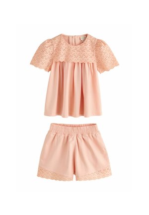 Svetloružový detský outfit s krátkym rukávom a šitým čipkovým topom a zodpovedajúcimi elastickými šortkami so zvlneným lemom.