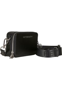 Sac bandoulière noir rectangulaire en cuir texturé, doté d'une fermeture éclair, de quincaillerie en argent et d'une bandoulière réglable avec un logo.