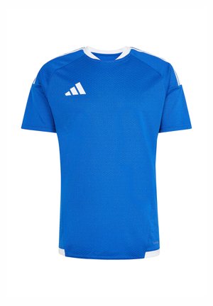 Niebieski sportowy T-shirt z krótkim rękawem i białym kołnierzykiem oraz logo Adidas na prawej stronie klatki piersiowej, wykonany z oddychającej siateczkowej tkaniny.