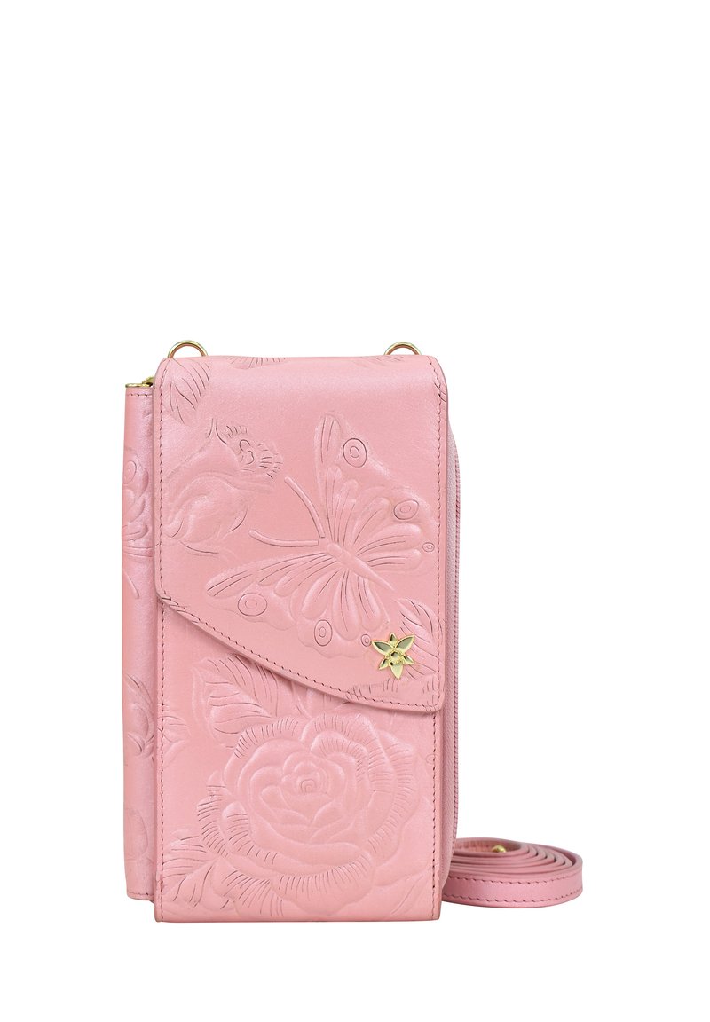 Roze leren schoudertas met reliëf bloemen- en vlinderontwerpen, voorzien van een magnetische klepsluiting en een afneembare schouderband.