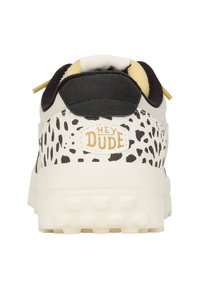 Sneaker bianca con motivo a spruzzi neri, dettagli dorati e colletto imbottito nero. Presenta una suola spessa e testurizzata per una buona aderenza.