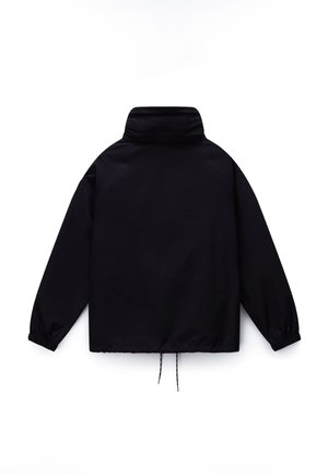 Černá dlouhá bunda s dlouhými rukávy, vysokým límcem, elastickými manžetami a nastavitelnými šňůrkami na spodním lemu, zobrazena zezadu na bílém pozadí.