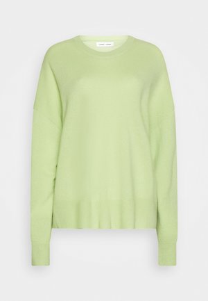 Pull tricoté vert clair à manches longues avec encolure ronde et poignets ainsi qu'ourlet côtelés sur fond blanc.