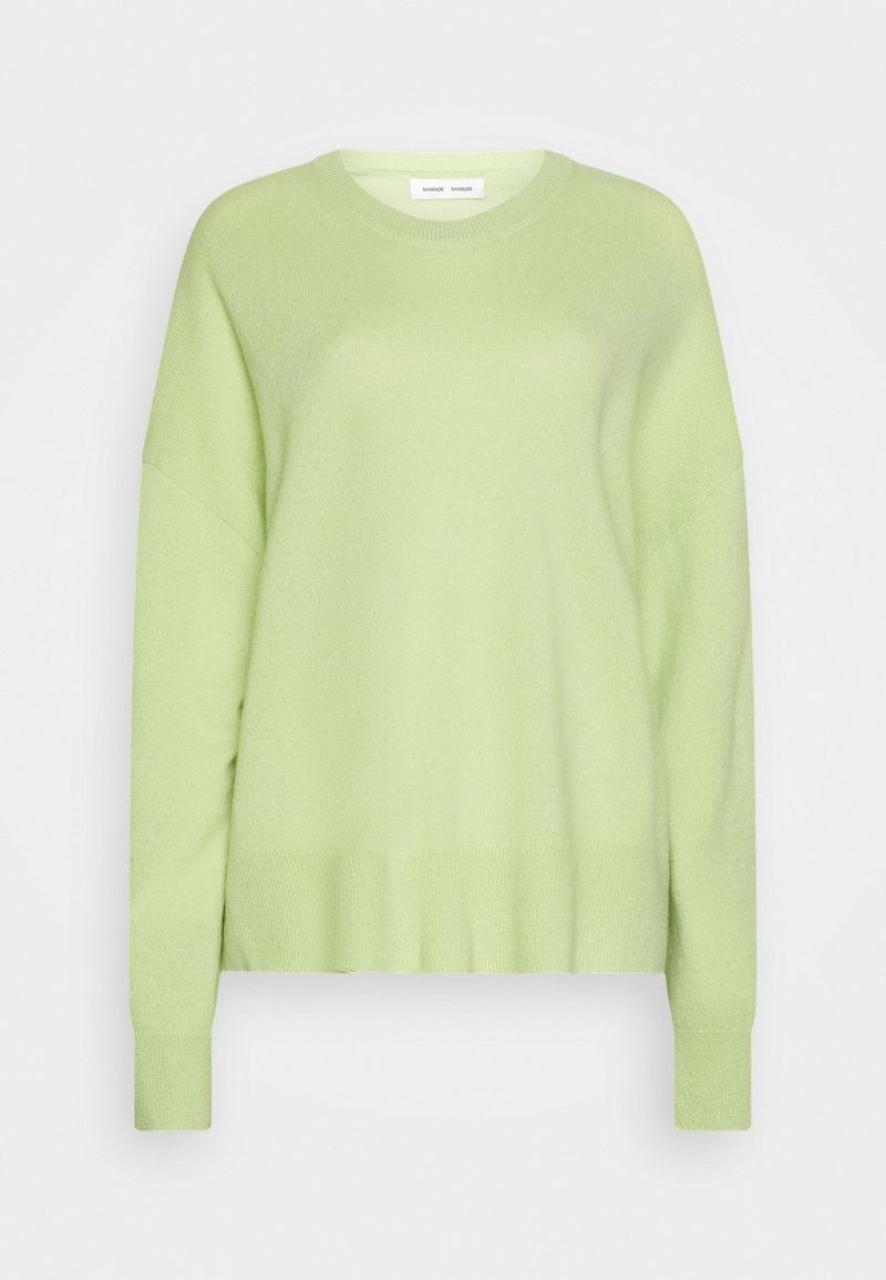Pull tricoté vert clair à manches longues avec encolure ronde et poignets ainsi qu'ourlet côtelés sur fond blanc.