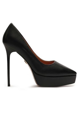 Schwarze hochhackige Schuhe mit einem spitzen Zeh, aus glattem Leder, mit einer Plattformsohle und einem Stiletto-Absatz. Einfaches Design ohne Akzente.