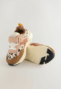 Sneakers med et overdel i blandede materialer, der har pink, brun og leopardmønster; tyk hvid sål med mørke gummidetaljer; Velcro-strop.
