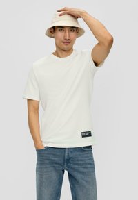 s.Oliver MIT PATCH-DETAIL - Camiseta básica - weiß