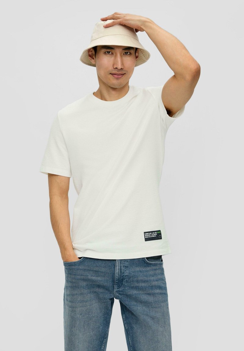 s.Oliver MIT PATCH-DETAIL - Camiseta básica - weiß