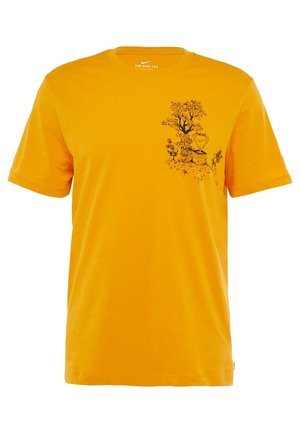 T-shirt orange à manches courtes Nike avec un motif noir représentant un arbre et un trophée sur la poitrine gauche.