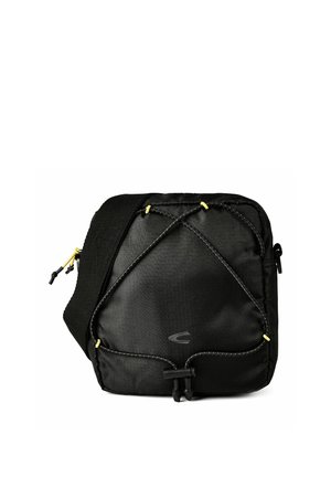 Borsa a tracolla quadrata nera con tracolla regolabile, cordino elastico sulla parte anteriore e chiusura con zip.