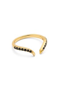 Anello aperto in oro con estremità curve, caratterizzato da una fila di piccoli gemme nere lungo un lato. Finitura liscia e design minimalista.