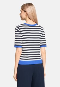 Pull rayé avec des rayures horizontales bleu marine et blanches, col et poignets côtelés bleus, texture en tricot douce et manches courtes.