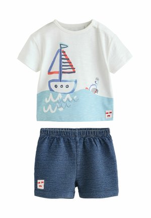Zweiteiliges Baumwolloutfit mit weißem Kurzarmoberteil mit blauem und rotem Bootsmotiv und marineblauen gestreiften Shorts mit elastischem Bund.