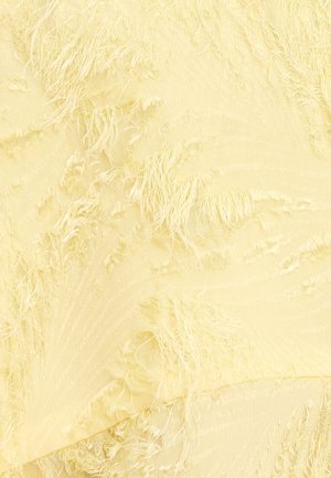 Tissu de couleur jaune clair texturé avec des bords effilochés, présentant un motif rayé subtil et une apparence douce et transparente.