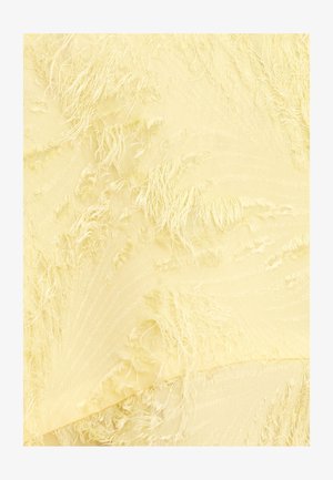 Tissu de couleur jaune clair texturé avec des bords effilochés, présentant un motif rayé subtil et une apparence douce et transparente.