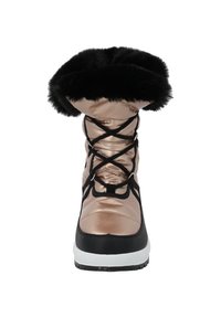Botín de invierno resistente al agua con una parte superior brillante color oro rosa, ribete de pelo sintético negro, cordones negros y una suela de goma blanca.