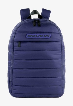 Mochila SKECHERS en un sólido color púrpura oscuro, con textura acolchada, que cuenta con dos correas ajustables, un mango en la parte superior y cierre de doble cremallera.