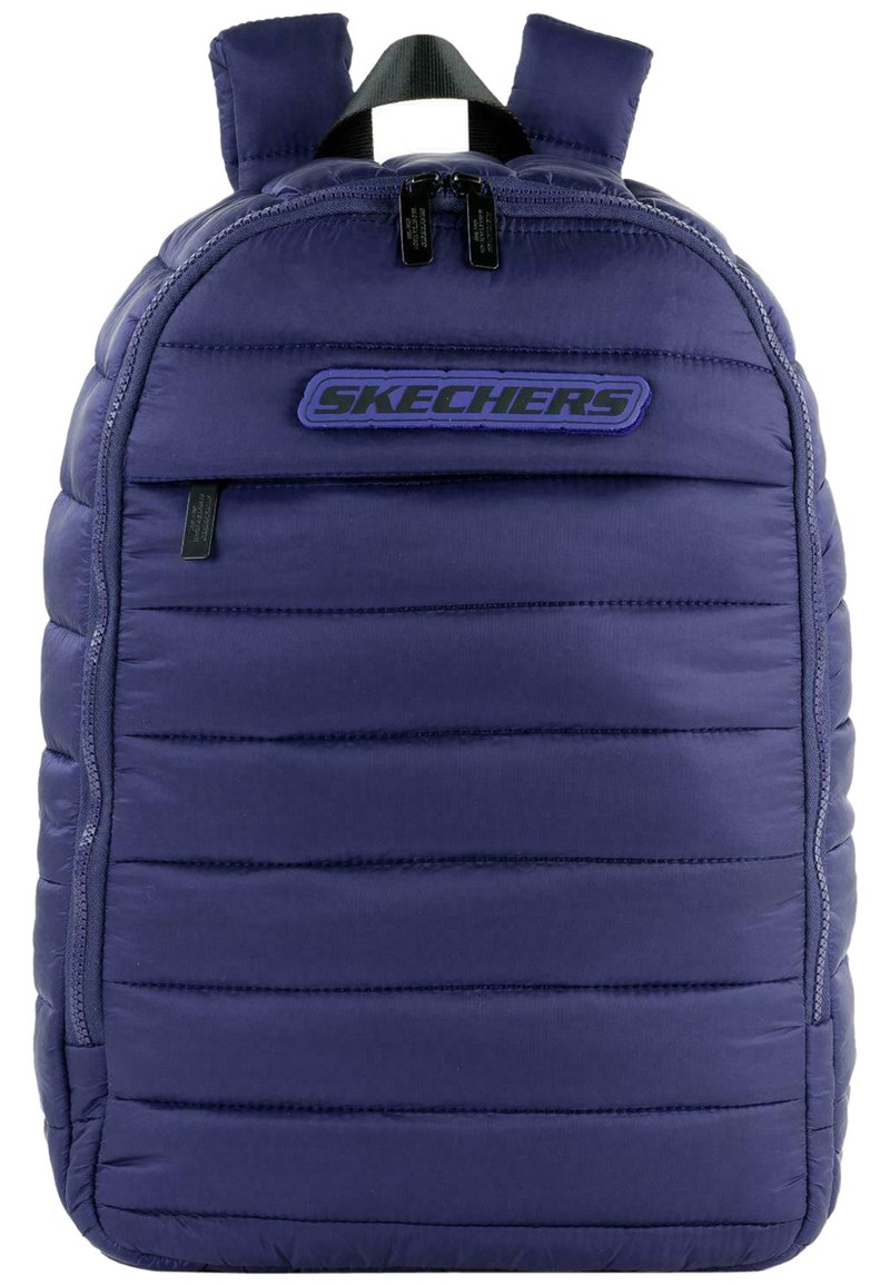 Mochila SKECHERS en un sólido color púrpura oscuro, con textura acolchada, que cuenta con dos correas ajustables, un mango en la parte superior y cierre de doble cremallera.